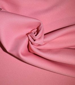 Qu'est-ce que le tissu crêpe : propriétés, comment il est fabriqué et où
